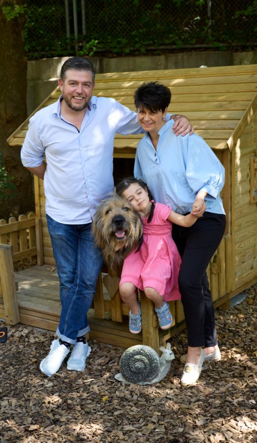 Founder of KiddieLand and family of 4, with father, mother, child and their dog Toto in the garden of KiddieLand.