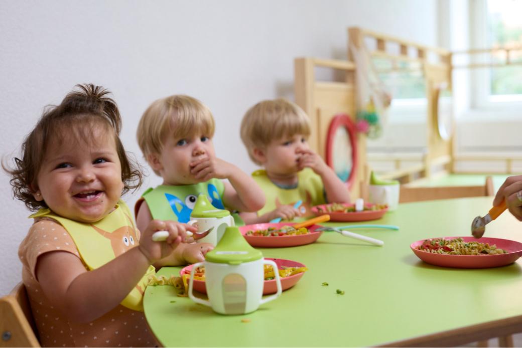young children sitting and eating lunch